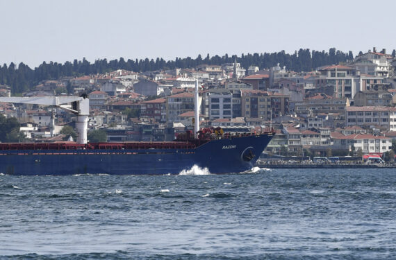 ISTANBUL, Kapal pembawa biji-bijian pertama Razoni melewati Selat Bosphorus di Istanbul, Turki, pada 3 Agustus 2022. Kapal bermuatan biji-bijian pertama yang meninggalkan Ukraina tersebut melewati Selat Bosphorus, Istanbul, pada Rabu (3/8) dan melanjutkan perjalanannya setelah tim inspeksi memberikan lampu hijau. (Xinhua/Shadati)
