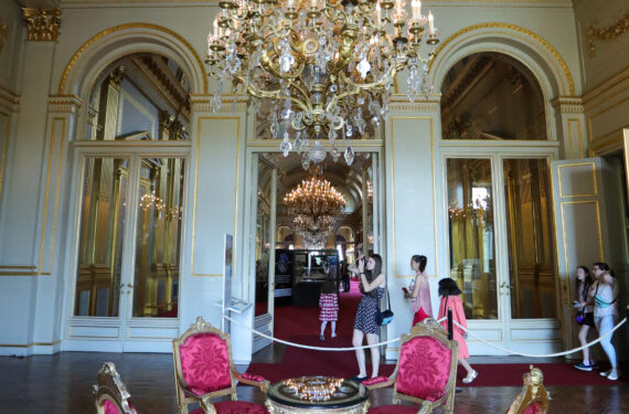 BRUSSEL, Sejumlah wisatawan mengunjungi Istana Kerajaan di Brussel, Belgia, pada 5 Agustus 2022. Sesuai tradisi tahunan, Istana Kerajaan Brussel dibuka untuk umum mulai 23 Juli hingga 28 Agustus tahun ini. (Xinhua/Zheng Huansong)