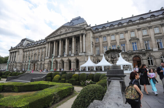 BRUSSEL, Sejumlah wisatawan mengunjungi Istana Kerajaan di Brussel, Belgia, pada 5 Agustus 2022. Sesuai tradisi tahunan, Istana Kerajaan Brussel dibuka untuk umum mulai 23 Juli hingga 28 Agustus tahun ini. (Xinhua/Zheng Huansong)