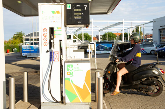 HAARLEM, Seorang pengendara sepeda motor terlihat di samping pompa bensin di Haarlem, Belanda, pada 5 Agustus 2022. Inflasi di Belanda naik menjadi 10,3 persen pada Juli, melampaui angka 10 persen untuk kali pertama sejak September 1975, seperti diumumkan Biro Pusat Statistik (Central Bureau of Statistics/CBS) Belanda pada Kamis (4/8). (Xinhua/Sylvia Lederer)