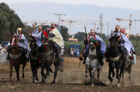ALJIR, Mengenakan pakaian tradisional, sejumlah penampil menunggang kuda dalam pertunjukan berkuda Fantasia di Aljir, Aljazair, pada 5 Agustus 2022. Fantasia adalah pertunjukan tradisional keterampilan berkuda yang dilakukan selama gelaran budaya di kawasan Afrika utara. (Xinhua)