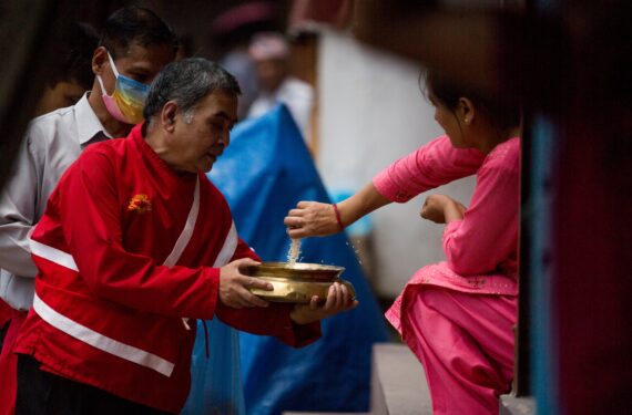 KATHMANDU, Seorang umat Buddha membagikan persembahan dalam Festival Pancha Dan di Kathmandu, Nepal, pada 5 Agustus 2022. Pancha Dan, festival lima berkah musim panas, dirayakan oleh umat Buddha dengan memberikan lima elemen seperti gandum, beras, garam, uang, dan buah-buahan. (Xinhua/Sulav Shrestha)