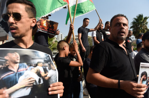 UM AL-FAHEM, Orang-orang berpartisipasi dalam aksi unjuk rasa menentang operasi militer ke Jalur Gaza di Kota Um al-Fahem, Israel utara, pada 6 Agustus 2022. Aksi saling serang antara Israel dan Jihad Islam Palestina (Palestinian Islamic Jihad/PIJ) berlanjut ke hari kedua pada Sabtu (6/8), mengakibatkan sedikitnya 15 orang tewas dan 125 lainnya luka-luka di Jalur Gaza. (Xinhua/JINI/Roni Ofer)