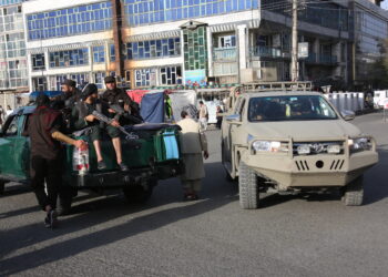KABUL, Sejumlah personel pasukan keamanan Afghanistan berjaga-jaga di dekat lokasi ledakan di Kabul, Afghanistan, pada 6 Agustus 2022. Dua orang dipastikan tewas dan 22 lainnya luka-luka akibat sebuah ledakan yang mengguncang pinggiran barat Kota Kabul pada Sabtu (6/8), kata Khalid Zadran, seorang juru bicara kepolisian Kabul, di media sosial. (Xinhua/Saifurahman Safi)