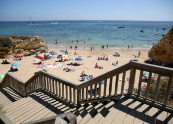 LISBON, Para pengunjung pantai berjemur dan berenang di Pantai Oura yang terletak di Albufeira, wilayah Algarve, Portugal, pada 6 Agustus 2022. Sektor pariwisata Portugal mengalami rebound yang pesat. (Xinhua/Pedro Fiuza)
