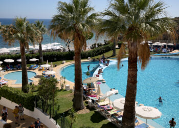 LISBON, Para wisatawan berjemur dan berenang di kolam renang di sebuah hotel yang terletak di Albufeira, wilayah Algarve, Portugal, pada 6 Agustus 2022. Sektor pariwisata Portugal mengalami rebound yang pesat. (Xinhua/Pedro Fiuza)
