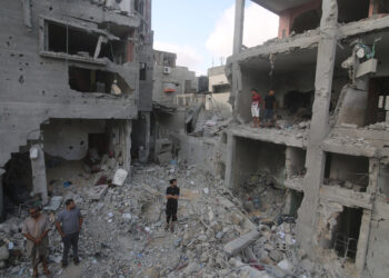 GAZA, Sejumlah warga Palestina memeriksa reruntuhan bangunan tempat tinggal yang rusak akibat serangan udara Israel di Kota Rafah, Jalur Gaza selatan, pada 7 Agustus 2022. Gerakan Jihad Islam Palestina (Palestinian Islamic Jihad) pada Minggu (7/8) mengonfirmasi kematian komandan seniornya, Khaled Mansour, dalam serangan udara Israel di Kota Rafah, Jalur Gaza selatan. (Xinhua/Khaled Omar)