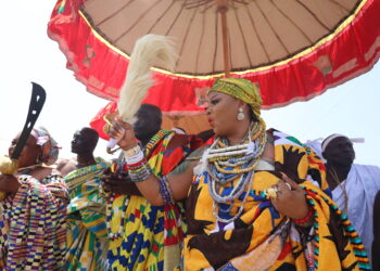 ADA, Orang-orang melakukan ritual tradisional dalam festival Asafotufiami di Kota Ada, Ghana tenggara, pada 6 Agustus 2022. Warga Ghana merayakan festival tradisional Asafotufiami dengan berbagai kemeriahan pada Sabtu (6/8) di Kota Ada, Ghana tenggara, setelah absen selama dua tahun karena COVID-19. (Xinhua/Seth)