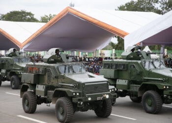 YAMOUSSOUKRO, Para tentara mengikuti sebuah parade militer untuk memperingati 62 tahun kemerdekaan Pantai Gading di Yamoussoukro, Pantai Gading, pada 7 Agustus 2022. (Xinhua/Yvan Sonh)