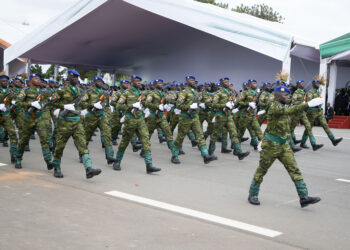 YAMOUSSOUKRO, Para tentara mengikuti sebuah parade militer untuk memperingati 62 tahun kemerdekaan Pantai Gading di Yamoussoukro, Pantai Gading, pada 7 Agustus 2022. (Xinhua/Yvan Sonh)