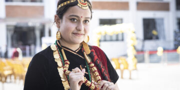 LALITPUR, Seorang pelajar yang mengenakan pakaian tradisional berpose untuk difoto dalam rangka merayakan Hari Masyarakat Adat Sedunia di Lalitpur, Nepal, pada 9 Agustus 2022. Hari Masyarakat Adat Sedunia diperingati setiap tanggal 9 Agustus. (Xinhua/Hari Maharjan)