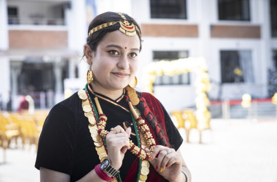 LALITPUR, Seorang pelajar yang mengenakan pakaian tradisional berpose untuk difoto dalam rangka merayakan Hari Masyarakat Adat Sedunia di Lalitpur, Nepal, pada 9 Agustus 2022. Hari Masyarakat Adat Sedunia diperingati setiap tanggal 9 Agustus. (Xinhua/Hari Maharjan)