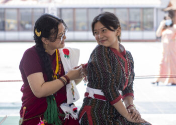 LALITPUR, Sejumlah pelajar yang mengenakan pakaian tradisional merayakan Hari Masyarakat Adat Sedunia di Lalitpur, Nepal, pada 9 Agustus 2022. Hari Masyarakat Adat Sedunia diperingati setiap tanggal 9 Agustus. (Xinhua/Hari Maharjan)