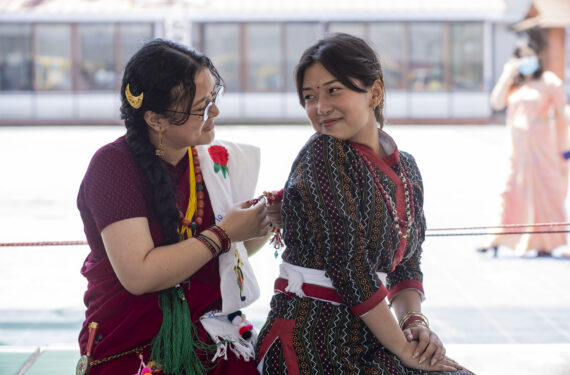 LALITPUR, Sejumlah pelajar yang mengenakan pakaian tradisional merayakan Hari Masyarakat Adat Sedunia di Lalitpur, Nepal, pada 9 Agustus 2022. Hari Masyarakat Adat Sedunia diperingati setiap tanggal 9 Agustus. (Xinhua/Hari Maharjan)