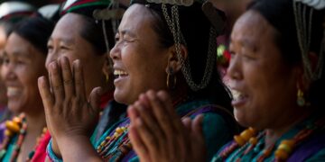 KATHMANDU, Sejumlah orang yang mengenakan pakaian tradisional merayakan Hari Masyarakat Adat Sedunia di Kathmandu, Nepal, pada 9 Agustus 2022. Hari Masyarakat Adat Sedunia diperingati setiap tanggal 9 Agustus. (Xinhua/Sulav Shrestha)