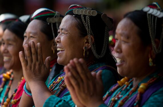 KATHMANDU, Sejumlah orang yang mengenakan pakaian tradisional merayakan Hari Masyarakat Adat Sedunia di Kathmandu, Nepal, pada 9 Agustus 2022. Hari Masyarakat Adat Sedunia diperingati setiap tanggal 9 Agustus. (Xinhua/Sulav Shrestha)