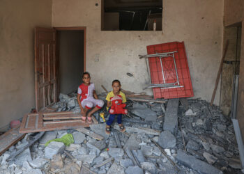 GAZA CITY, Dua anak Palestina terlihat di dalam rumah mereka yang hancur akibat serangan udara Israel di Gaza City pada 9 Agustus 2022. Jihad Islam Palestina (Palestinian Islamic Jihad/PIJ) yang aktif di Jalur Gaza pada Minggu (7/8) mengumumkan bahwa pihaknya telah mencapai kesepakatan gencatan senjata dengan pihak Israel. Israel juga mengonfirmasi kesepakatan yang dimediasi oleh Mesir itu, yang mengakhiri serangan udara Israel dan serangan roket Palestina. (Xinhua/Rizek Abdeljawad)