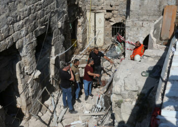 NABLUS, Sejumlah warga Palestina memeriksa sebuah rumah yang hancur dihantam bom Israel di Kota Nablus, Tepi Barat, pada 9 Agustus 2022. Tiga warga Palestina tewas dan 40 lainnya luka-luka dalam bentrokan dengan tentara Israel pada Selasa (9/8) pagi waktu setempat di Kota Nablus di wilayah utara Tepi Barat, menurut keterangan sejumlah tenaga kesehatan dan saksi mata asal Palestina. (Xinhua/Nidal Eshtayeh)