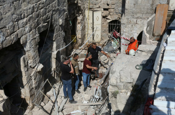 NABLUS, Sejumlah warga Palestina memeriksa sebuah rumah yang hancur dihantam bom Israel di Kota Nablus, Tepi Barat, pada 9 Agustus 2022. Tiga warga Palestina tewas dan 40 lainnya luka-luka dalam bentrokan dengan tentara Israel pada Selasa (9/8) pagi waktu setempat di Kota Nablus di wilayah utara Tepi Barat, menurut keterangan sejumlah tenaga kesehatan dan saksi mata asal Palestina. (Xinhua/Nidal Eshtayeh)