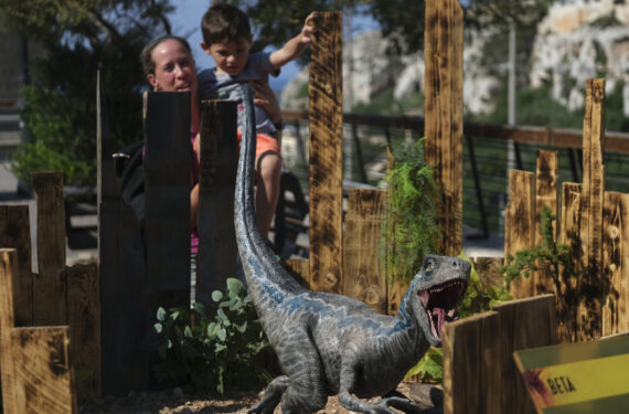 MELLIEHA, Foto yang diabadikan pada 9 Agustus 2022 ini menunjukkan model dinosaurus dari film aksi fiksi ilmiah Jurassic World di Mellieha, Malta. (Xinhua/Jonathan Borg)