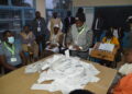 NAIROBI, Seorang pejabat Komisi Pemilihan dan Perbatasan Independen Kenya menghitung surat suara di sebuah tempat pemungutan suara di Nairobi pada 9 Agustus 2022. Kenya pada Selasa (9/8) menggelar pemilihan umum untuk memilih presiden kelima negara itu, anggota Majelis Nasional, senator, dan gubernur daerah. (Xinhua/Charles Onyango)