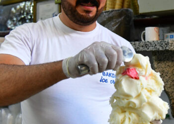 DAMASKUS, Seorang pria Suriah membuat es krim Arab di sebuah toko di Damaskus, Suriah, pada 8 Agustus 2022. (Xinhua/Ammar Safarjalani)