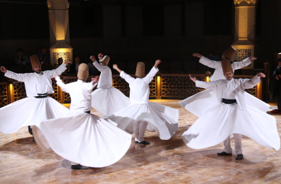 KONYA, Sejumlah orang menampilkan tarian berputar Sufi di Konya, Turki, pada 10 Agustus 2022. (Xinhua/Li Zhenbei)