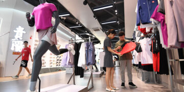 GUIYANG, Sejumlah pelanggan berbelanja pakaian di Distrik Nanming di Guiyang, Provinsi Guizhou, China barat daya, pada 10 Agustus 2022. Indeks harga konsumen (IHK), indikator utama inflasi, di China pada Juli naik 2,7 persen secara tahunan (year on year), kata Biro Statistik Nasional (National Bureau of Statistics/NBS) pada Rabu (10/8). (Xinhua/Zhao Song)