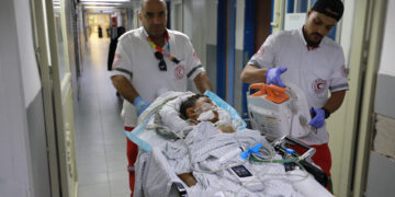 YERUSALEM, Sejumlah tenaga kesehatan memindahkan seorang anak dari Gaza, yang terluka dalam serangan udara Israel baru-baru ini, ke sebuah rumah sakit di Yerusalem Timur pada 10 Agustus 2022. Dalam serangan udara Israel terhadap Gaza, yang berlangsung selama tiga hari dan berakhir pada Minggu (7/8) dalam kesepakatan gencatan senjata yang dimediasi oleh Mesir, sedikitnya 44 warga Palestina, termasuk 15 anak dan empat wanita, tewas, sementara lebih dari 360 orang lainnya terluka. (Xinhua/Muammar Awad)
