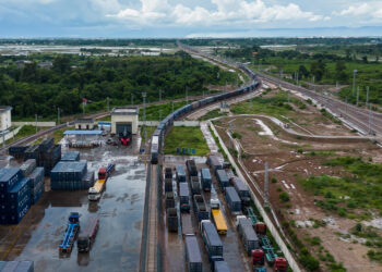 VIENTIANE, Foto dari udara yang diabadikan pada 9 Agustus 2022 ini memperlihatkan sejumlah kargo lintas perbatasan sedang diangkut di Stasiun Selatan Vientiane di Jalur Kereta China-Laos di Laos. Laos-China Railway Co., Ltd. (LCRC), perusahaan patungan yang berbasis di Vientiane, ibu kota Laos, dan bertanggung jawab atas pengoperasian Jalur Kereta China-Laos seksi Laos, pada Rabu (10/8) mengatakan kepada Xinhua bahwa sejak dibuka pada Desember tahun lalu, kargo lintas perbatasan yang diangkut via Jalur Kereta China-Laos telah melampaui angka 1 juta ton. (Xinhua/Kaikeo Saiyasane)