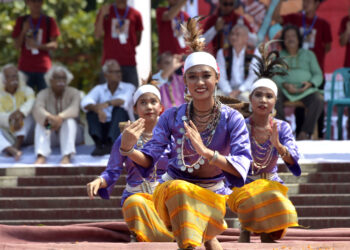 DHAKA, Orang-orang menari untuk merayakan Hari Internasional Masyarakat Adat Sedunia di Dhaka, Bangladesh, pada 9 Agustus 2022. Hari Internasional Masyarakat Adat Sedunia diperingati pada 9 Agustus setiap tahunnya. (Xinhua)