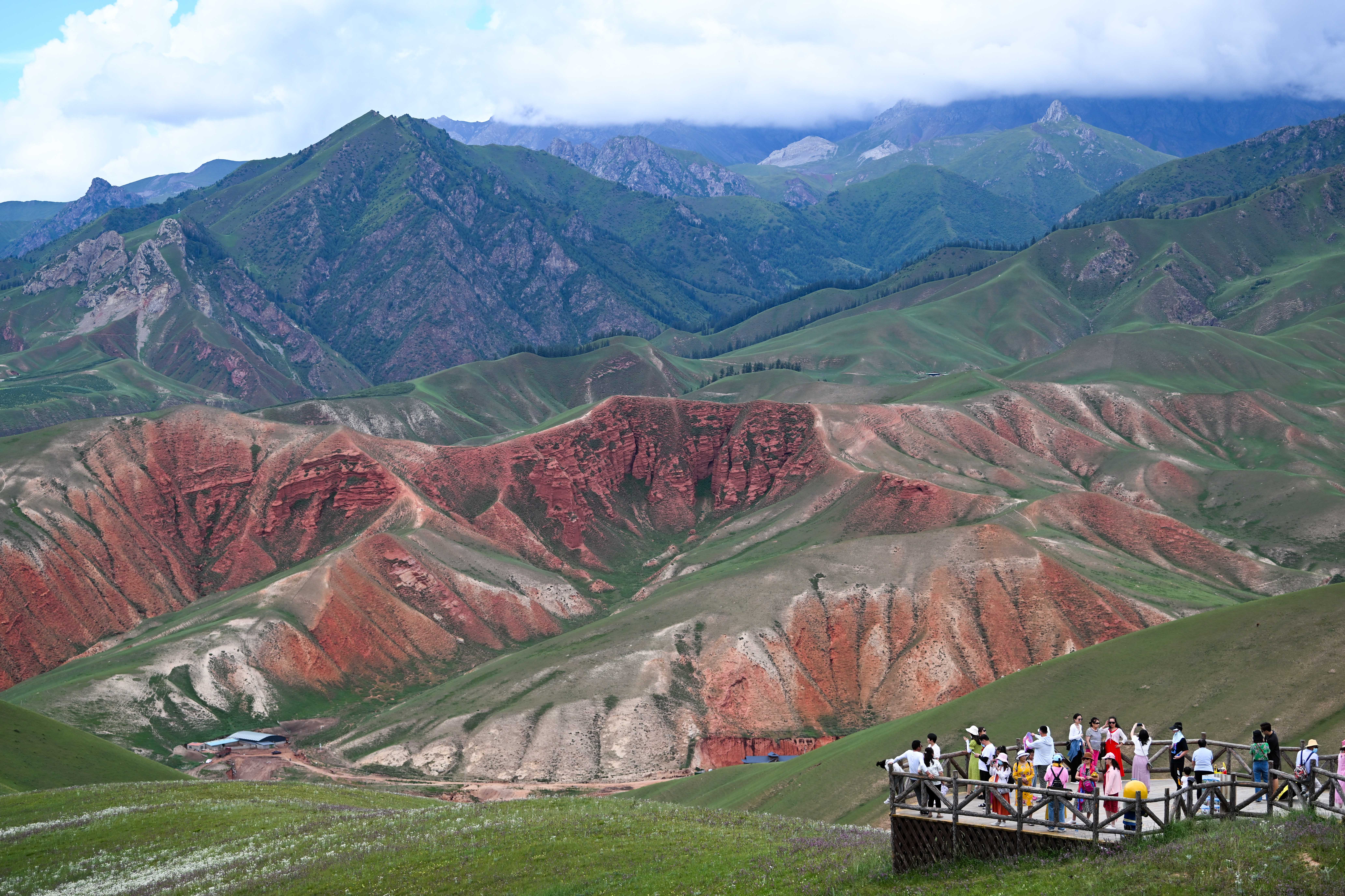 QILIAN, Wisatawan mengunjungi kawasan wisata Gunung Zhuo'er di wilayah Qilian, Prefektur Otonom Etnis Tibet Haibei, Provinsi Qinghai, China barat laut, pada 10 Agustus 2022. (Xinhua/Zhang Long)