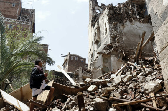 SANAA, Foto yang diabadikan pada 10 Agustus 2022 ini menunjukkan sebuah bangunan yang rusak parah akibat hujan lebat yang terjadi selama berhari-hari di kota tua Sanaa, Yaman. Kota tua Sanaa dimasukkan ke dalam Daftar Warisan Dunia UNESCO pada 1986. (Xinhua/Mohammed Mohammed)