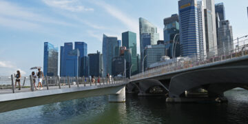SINGAPURA, Sejumlah turis mengunjungi Marina Bay Singapura pada 10 Agustus 2022. Menurut Enterprise Singapore, total perdagangan barang Singapura tumbuh 28,1 persen secara tahunan (year on year) pada kuartal kedua 2022 ke angka 357,8 miliar dolar Singapura (1 dolar Singapura = Rp10.795), dibandingkan pertumbuhan 20,8 persen pada kuartal pertama. (Xinhua/Then Chih Wey)