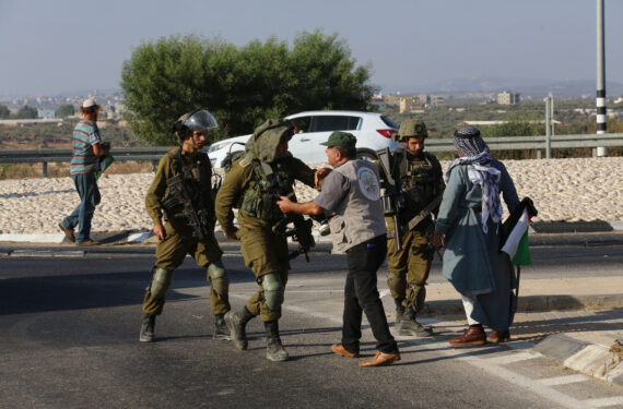 QALQILYA, Sejumlah pengunjuk rasa Palestina terlibat bentrok dengan tentara Israel menyusul aksi protes menentang perluasan permukiman Yahudi di Desa Izbat al-Tabib di sebelah timur Qalqilya, Tepi Barat, pada 11 Agustus 2022. (Xinhua/Nidal Eshtayeh)