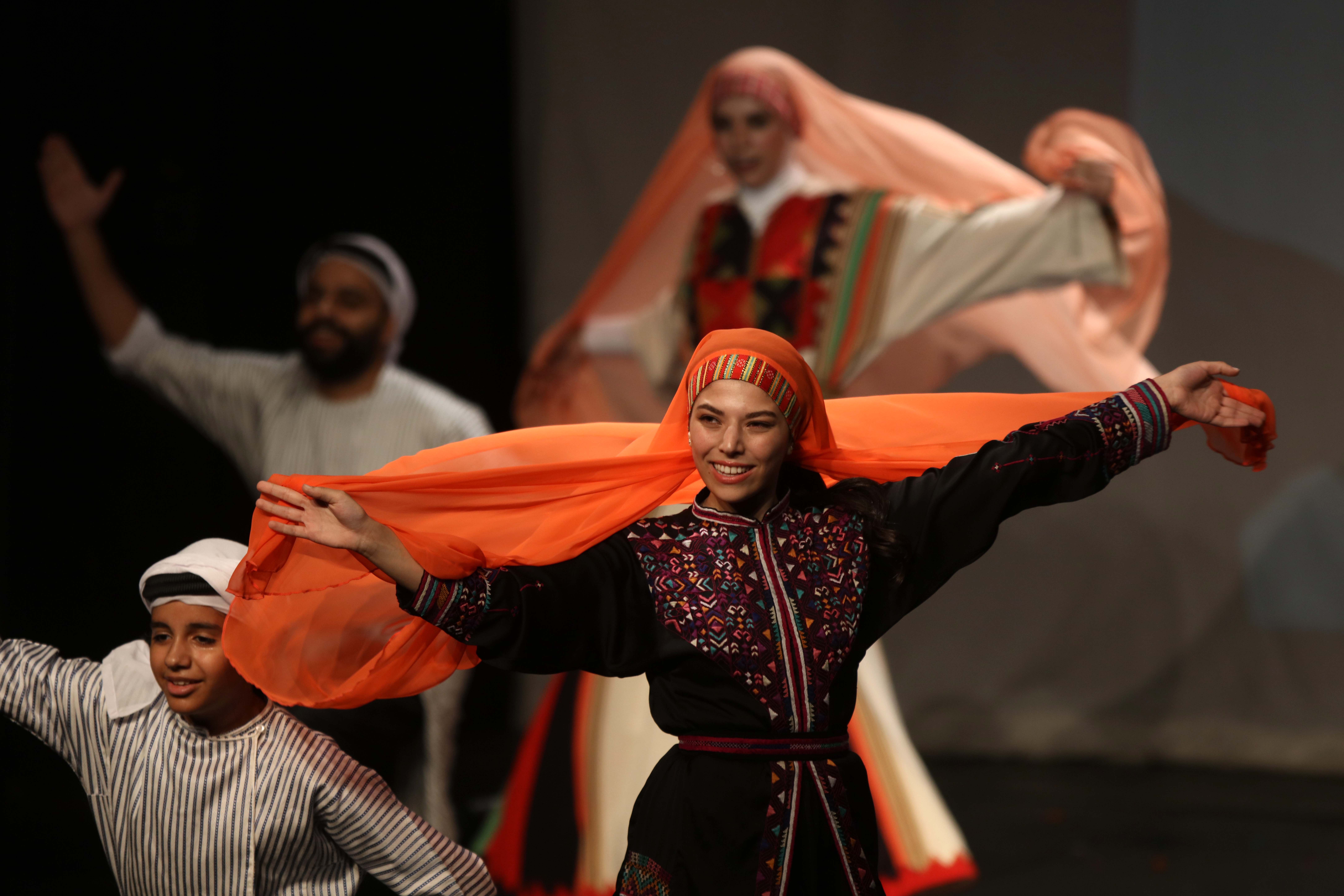 AMMAN, Para penari menampilkan tarian tradisional Dabke di sebuah teater di Amman, Yordania, pada 12 Agustus 2022. (Xinhua/Mohammad Abu Ghosh)