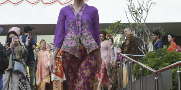 JAKARTA, Seorang wanita yang mengenakan Kebaya, pakaian tradisional khas Indonesia, terlihat dalam sebuah peragaan busana publik gratis di Jakarta pada 13 Agustus 2022. (Xinhua/Zulkarnain)