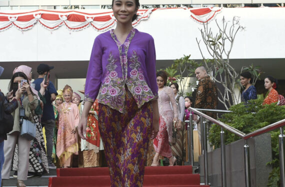 JAKARTA, Seorang wanita yang mengenakan Kebaya, pakaian tradisional khas Indonesia, terlihat dalam sebuah peragaan busana publik gratis di Jakarta pada 13 Agustus 2022. (Xinhua/Zulkarnain)