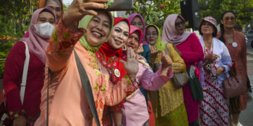 JAKARTA, Sejumlah wanita yang mengenakan Kebaya, pakaian tradisional khas Indonesia, berswafoto dalam sebuah peragaan busana publik gratis di Jakarta pada 13 Agustus 2022. (Xinhua/Zulkarnain)