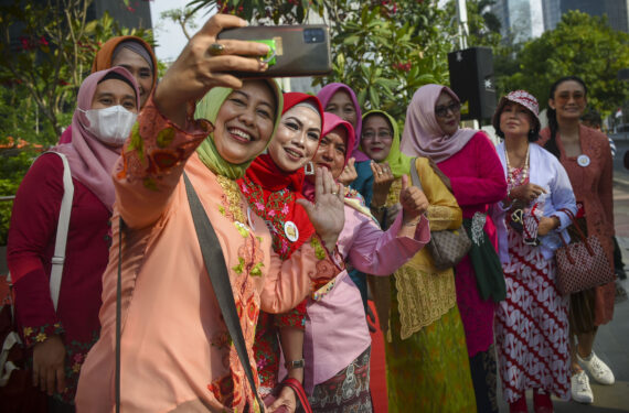 JAKARTA, Sejumlah wanita yang mengenakan Kebaya, pakaian tradisional khas Indonesia, berswafoto dalam sebuah peragaan busana publik gratis di Jakarta pada 13 Agustus 2022. (Xinhua/Zulkarnain)