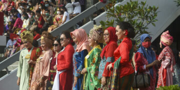 JAKARTA, Sejumlah wanita yang mengenakan Kebaya, pakaian tradisional khas Indonesia, terlihat dalam sebuah peragaan busana publik gratis di Jakarta pada 13 Agustus 2022. (Xinhua/Zulkarnain)