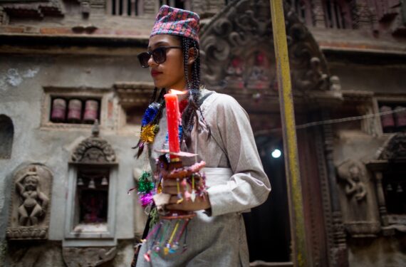LALITPUR, Seorang anak perempuan berpartisipasi dalam sebuah parade peringatan Festival Mataya, atau festival cahaya, di Lalitpur, Nepal, pada 13 Agustus 2022. (Xinhua/Sulav Shrestha)