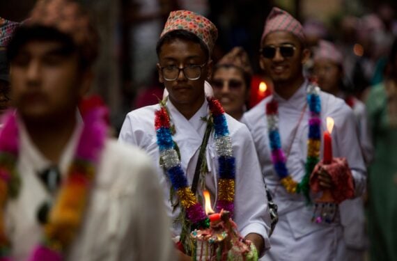 LALITPUR, Orang-orang berpartisipasi dalam sebuah parade peringatan Festival Mataya, atau festival cahaya, di Lalitpur, Nepal, pada 13 Agustus 2022. (Xinhua/Sulav Shrestha)