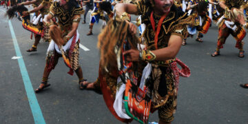 SEMARANG, Para penari mempertunjukkan Jaranan, sebuah tarian tradisional yang menggunakan kuda tiruan yang terbuat dari anyaman bambu, dalam sebuah acara budaya di Semarang, Provinsi Jawa Tengah, pada 14 Agustus 2022. (Xinhua/Rahman Indra)