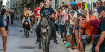 VODNJAN, Orang-orang ambil bagian dalam perlombaan balap keledai di Vodnjan, Kroasia, pada 13 Agustus 2022. (Xinhua/PIXSEL/Srecko Niketic)