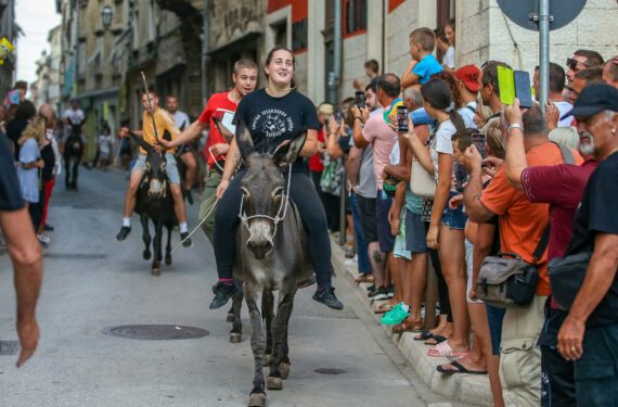 VODNJAN, Orang-orang ambil bagian dalam perlombaan balap keledai di Vodnjan, Kroasia, pada 13 Agustus 2022. (Xinhua/PIXSEL/Srecko Niketic)