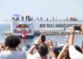ISTANBUL, Seorang peserta melompat ke laut bersama mesin terbang buatannya sendiri dalam kompetisi Red Bull Flugtag yang digelar di Istanbul, Turki, pada 14 Agustus 2022. (Xinhua/Unal Cam)