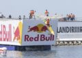 ISTANBUL, Seorang peserta melompat ke laut bersama mesin terbang buatannya sendiri dalam kompetisi Red Bull Flugtag yang digelar di Istanbul, Turki, pada 14 Agustus 2022. (Xinhua/Unal Cam)