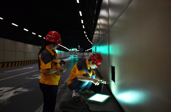 CHANGSHA, Sejumlah pekerja melakukan pemeliharaan di terowongan Jalan Yingpan di Changsha, Provinsi Hunan, China tengah, pada 14 Agustus 2022. Dengan panjang 8,5 km, terowongan Jalan Yingpan menjadi terowongan pertama yang menyeberangi Sungai Xiangjiang. Para pekerja melaksanakan pemeliharaan rutin terowongan tersebut dari tengah malam hingga pukul 06.00 pagi waktu setempat setiap akhir pekan guna memastikan keamanan perjalanan warga. (Xinhua/Chen Zhenhai)