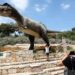 YERUSALEM, Orang-orang mengunjungi pameran model dinosaurus di sebuah taman botani di Yerusalem pada 14 Agustus 2022. (Xinhua/Gil Cohen Magen)
